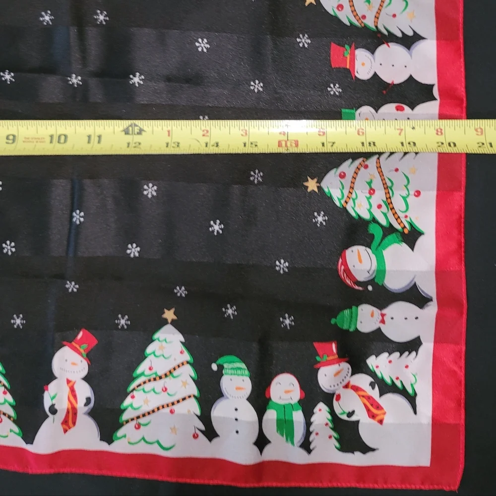 Snow family and trees decorated scarf - Picture 4 of 4